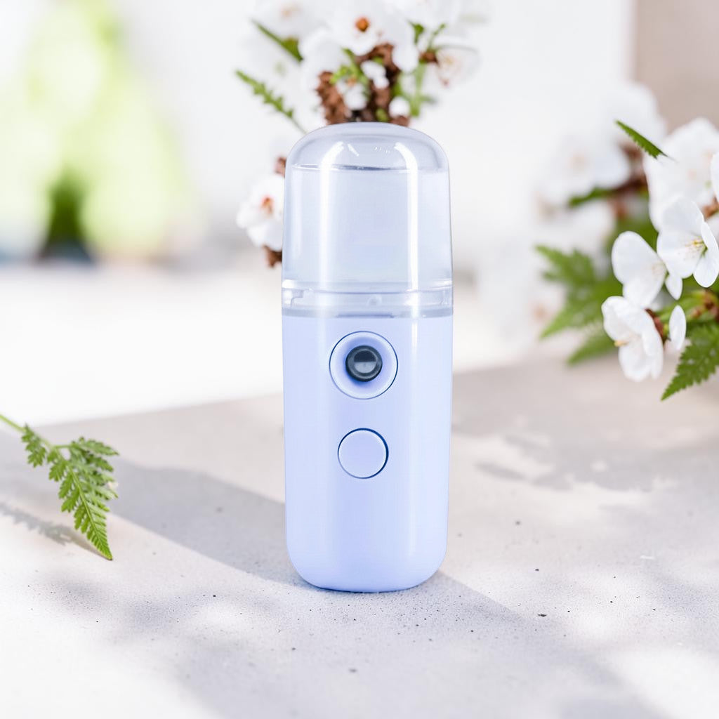 Mole Luxe beyaz taşınabilir nano yüz nemlendirici sprey cihazı, çiçekler arasında şık ve kompakt tasarım
