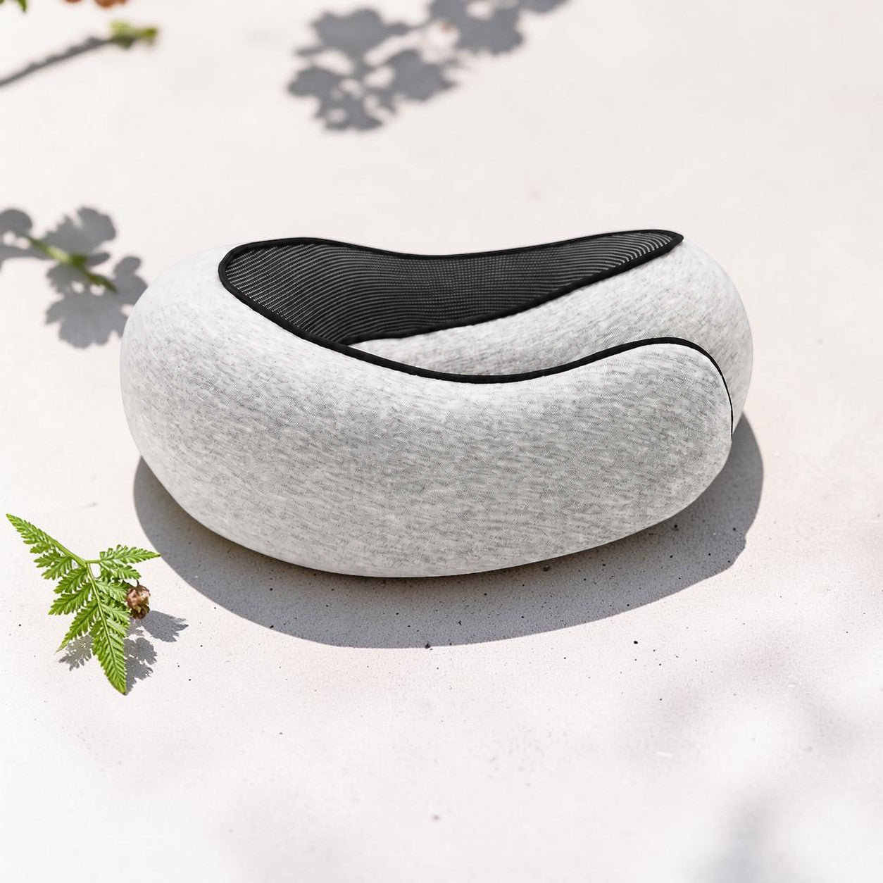 Mole Luxe gri renkli, pamuklu, U şeklinde hafızalı köpükten üretilmiş ergonomik seyahat boyun yastığı