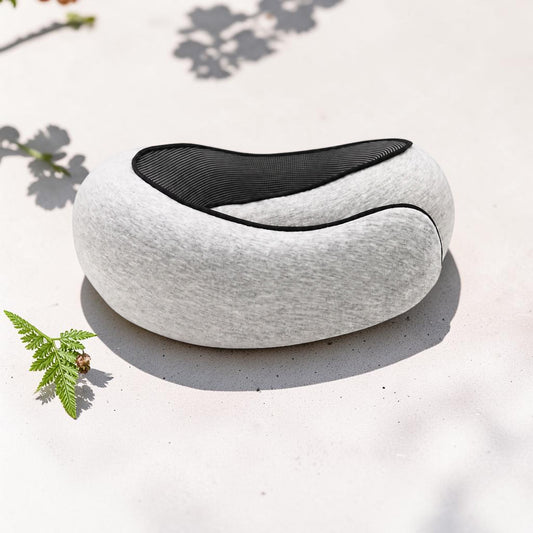 Mole Luxe gri renkli, pamuklu, U şeklinde hafızalı köpükten üretilmiş ergonomik seyahat boyun yastığı